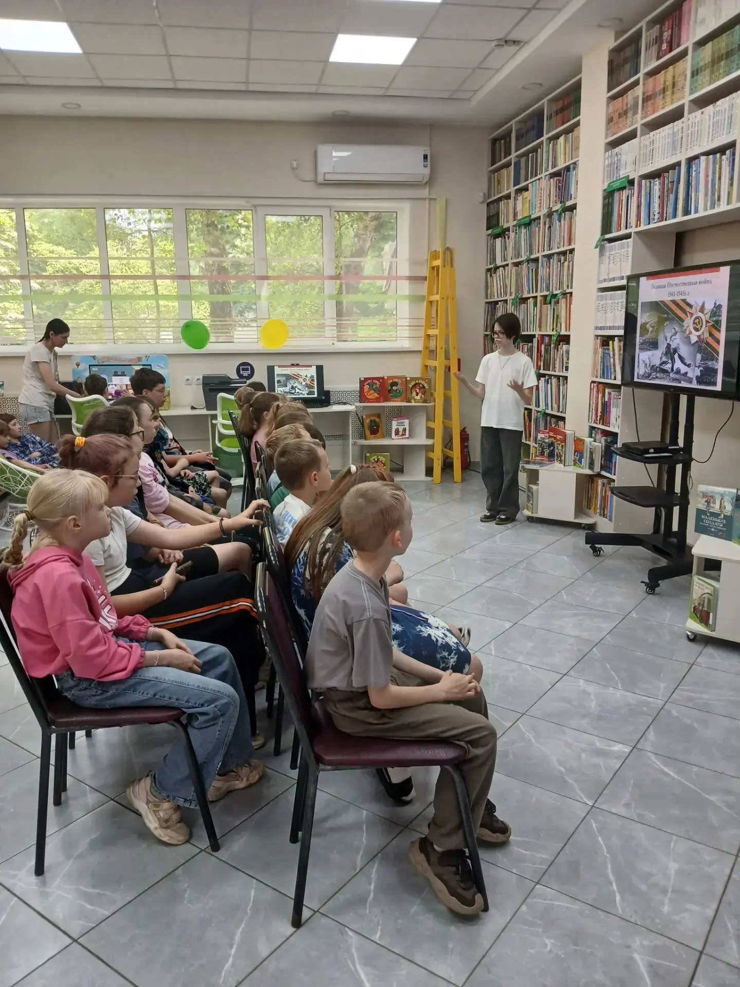 🕯В преддверии Дня памяти и скорби в библиотеке 11 прошёл патриотический час « Ровно в четыре утра».