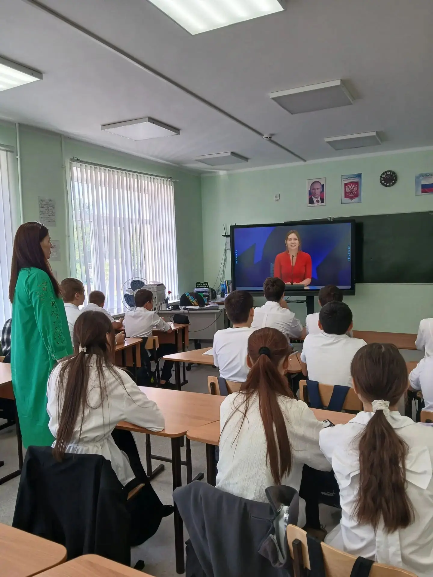 Пока четвероклассники знакомились с культурой народов России  🏛️📚, учащиеся среднего ...