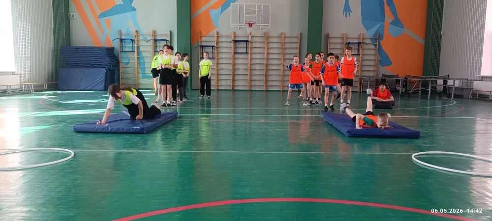 В честь приближающегося Дня Победы в МАОУ «Школа 10»состоялись весёлые старты для учеников младших и