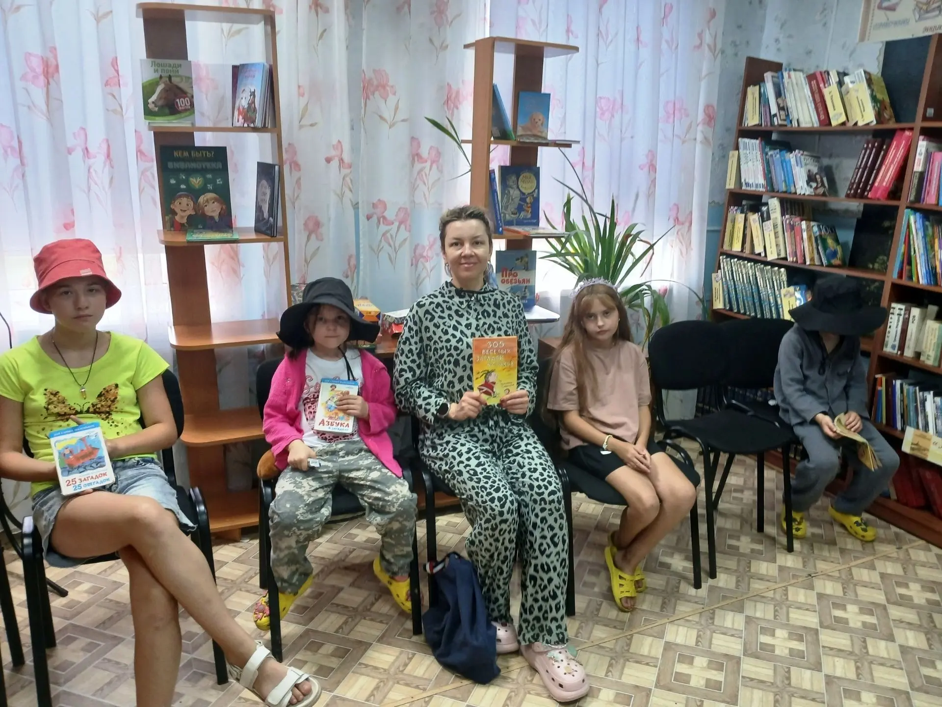 #час_загадок
У ТЕХ УМ В ПОРЯДКЕ, КОМУ ЛЕГКИ ЗАГАДКИ!

👩‍🎓❓ В отделе библиотечного обслуживания №32