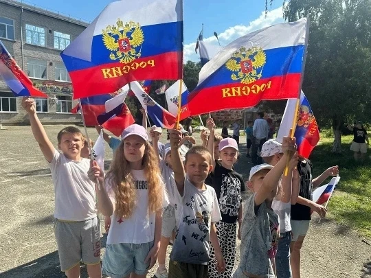 «Мы дети твои, Россия»: флешмоб ко Дню России в лагере «Родничок»

В школьном лагере МБОУ СОШ 12 им.