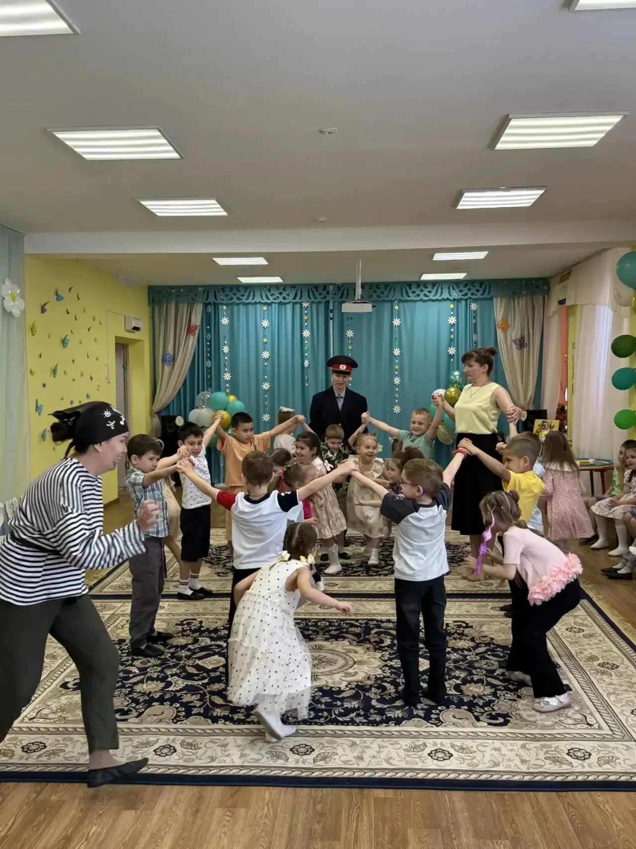 1 июня — особенный день для всех ребят! 🎈

Сегодня наш детский сад с самого утра превратился в наст