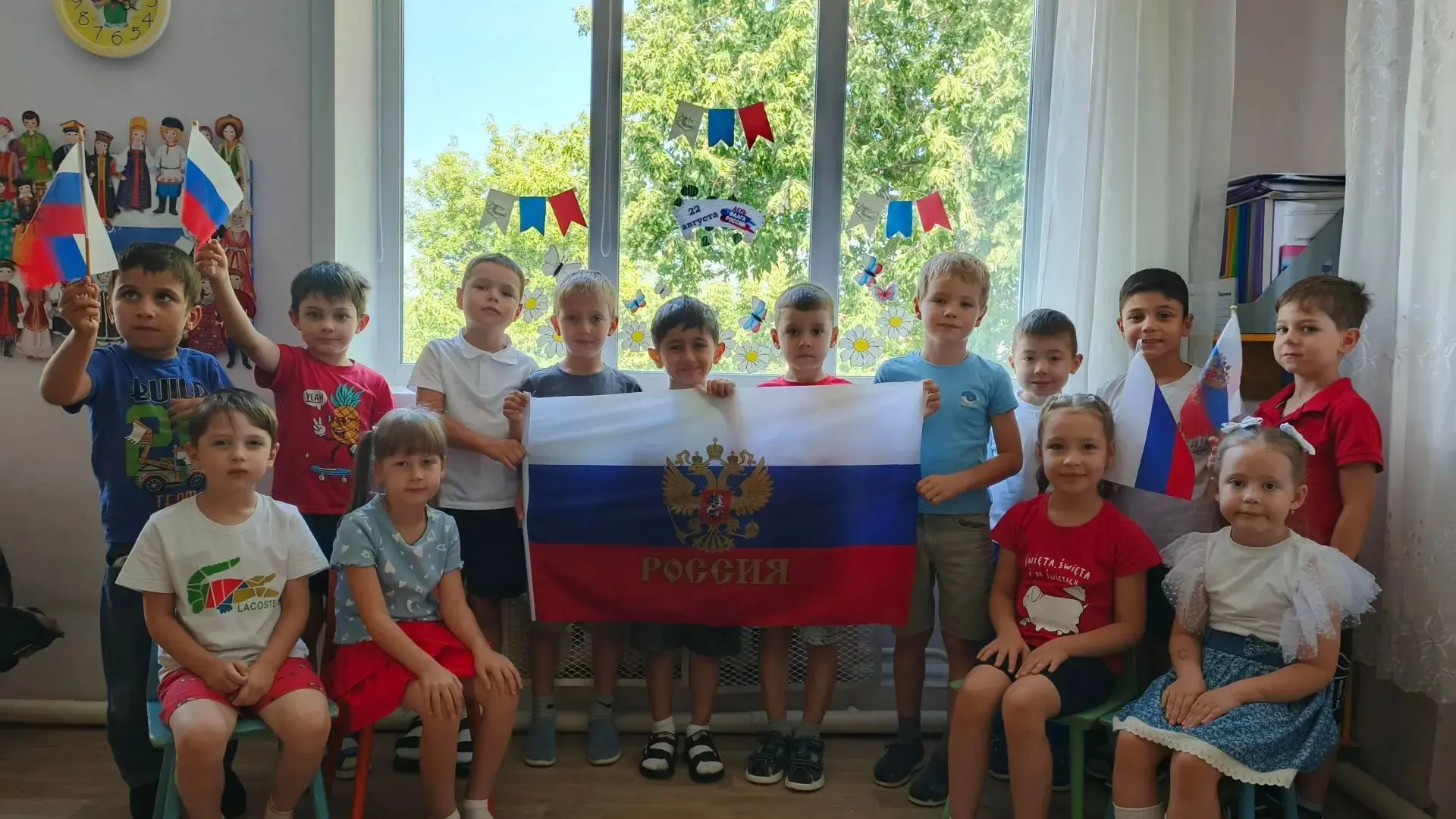 Подготовительная группа "Радуга" приняла участие во Всероссийской акции "День государст...