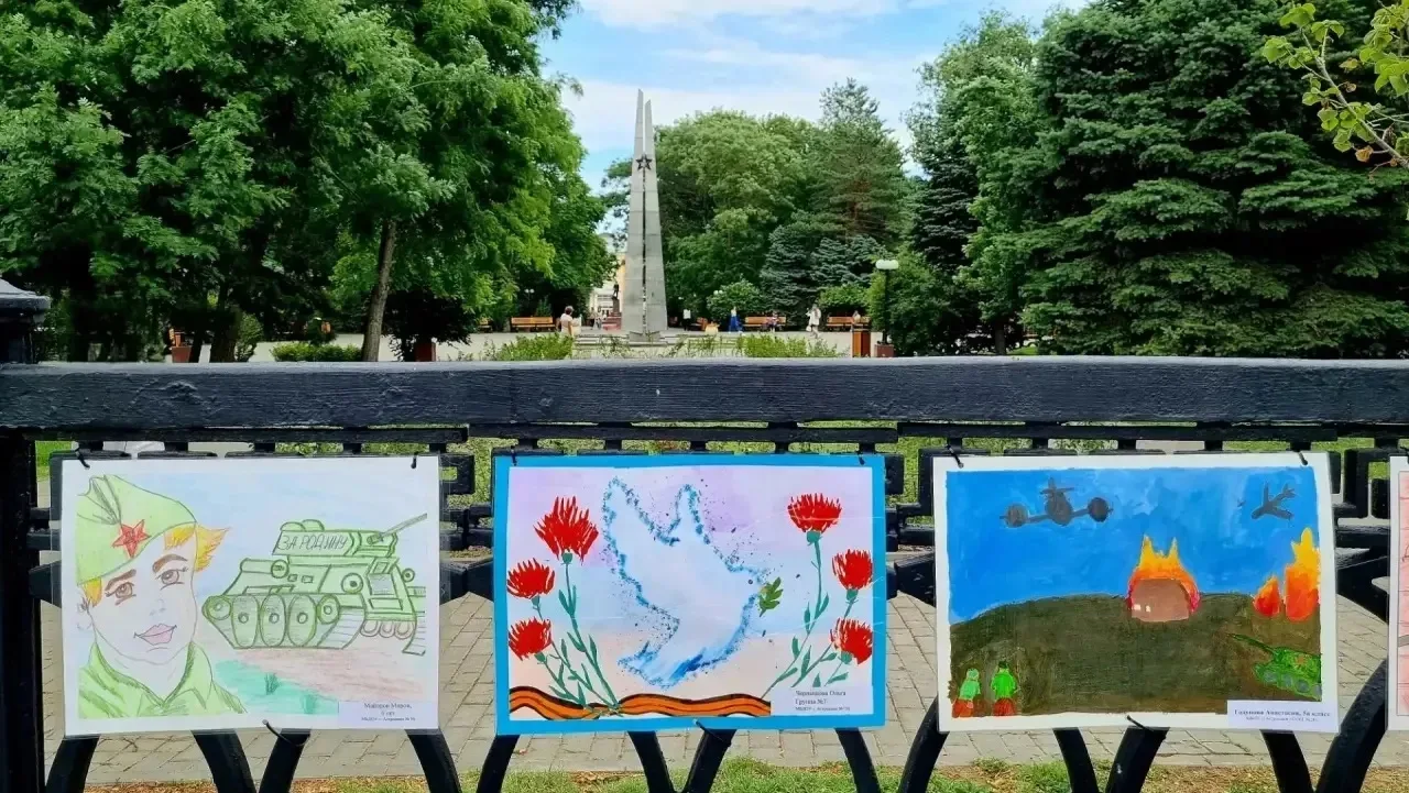 Выставка детских рисунков в Братском саду: память, которую мы храним вместе 🎨🕊️

В преддверии Дня 