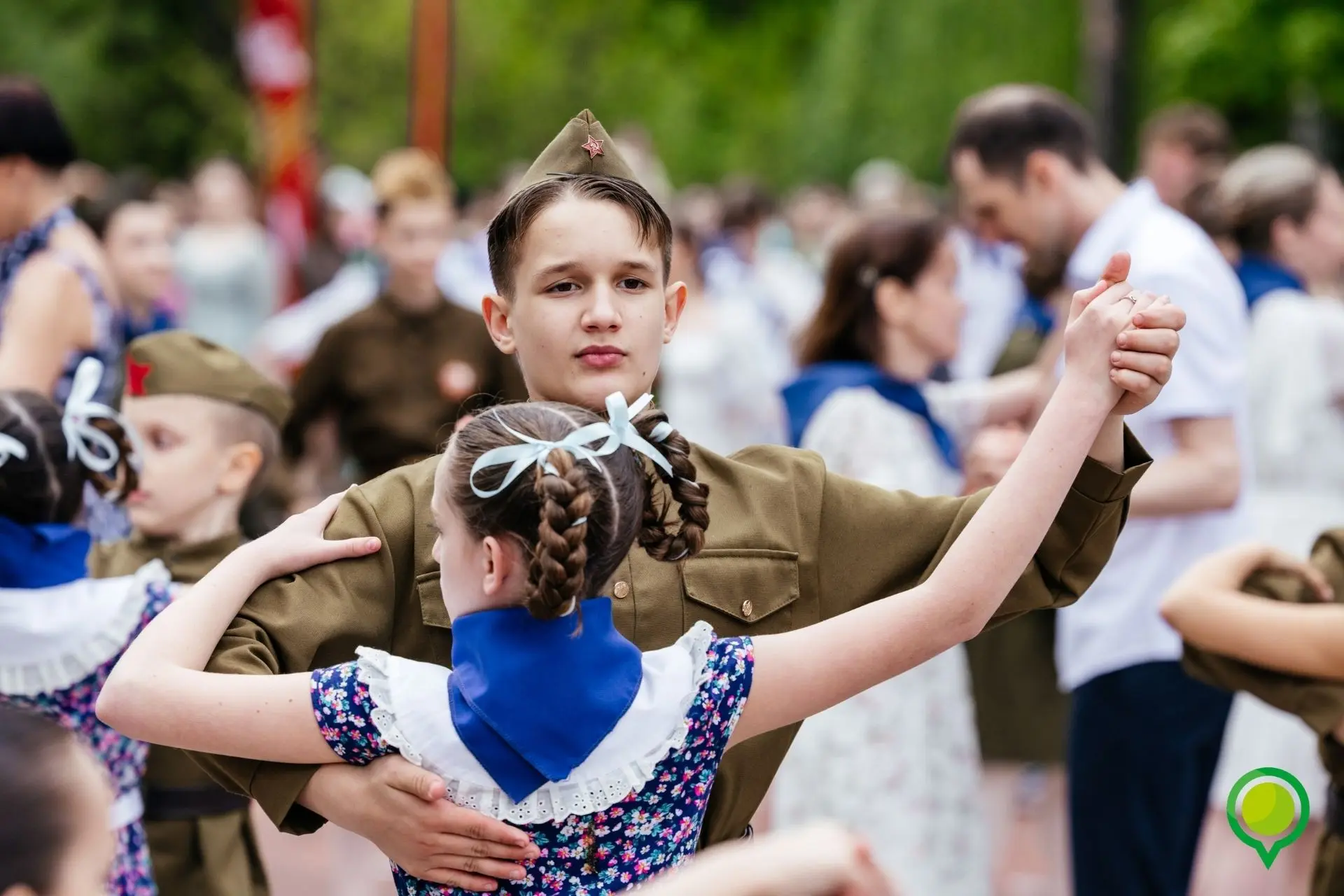💃«Вальс Победы» станцевали школьники Липецка   9 мая в парке Победы прошел финал всероссийской акции