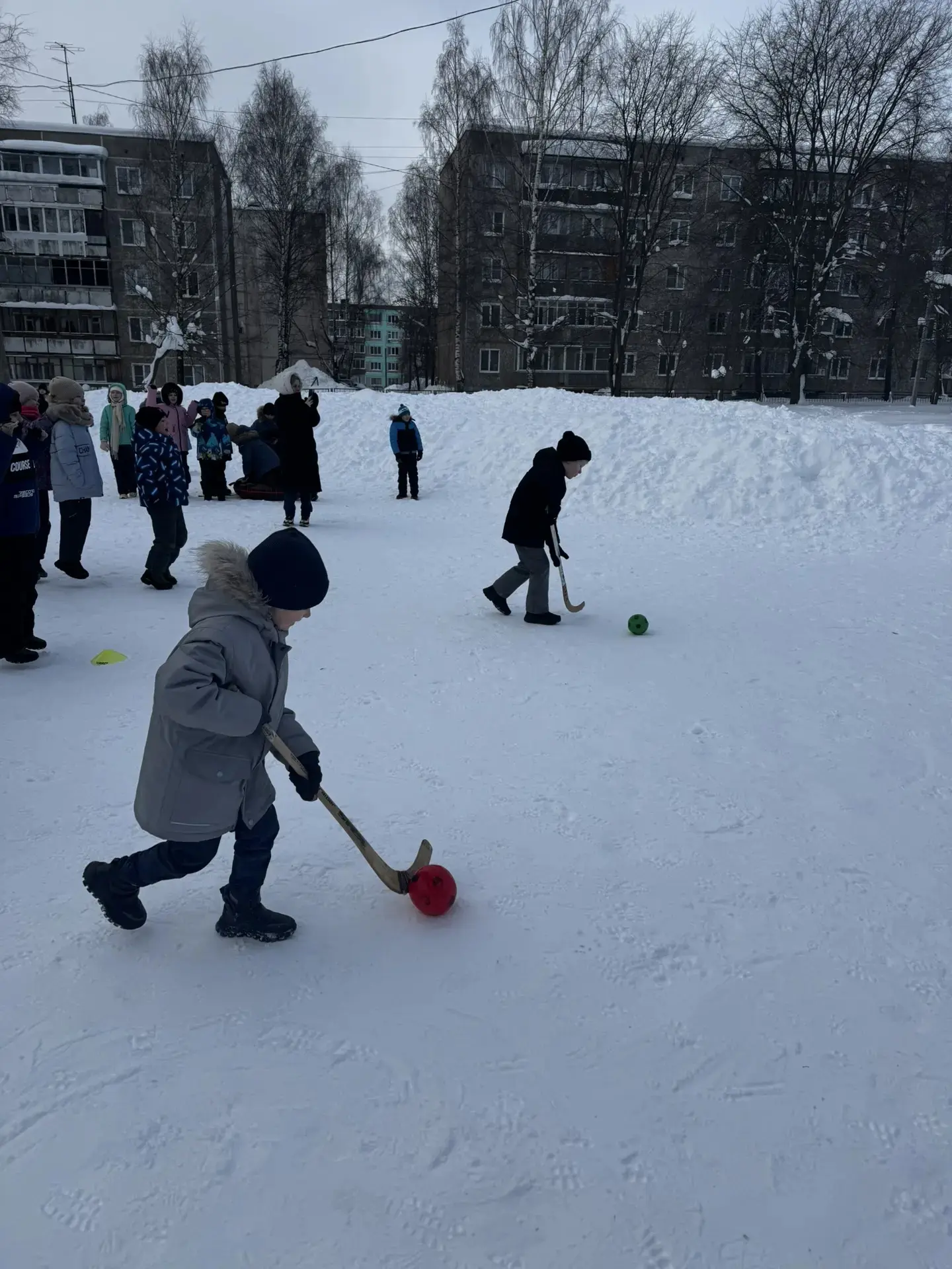 🏃‍♂️ Сегодня на школьном дворе царило настоящее спортивное настроение — первоклассники приняли участ