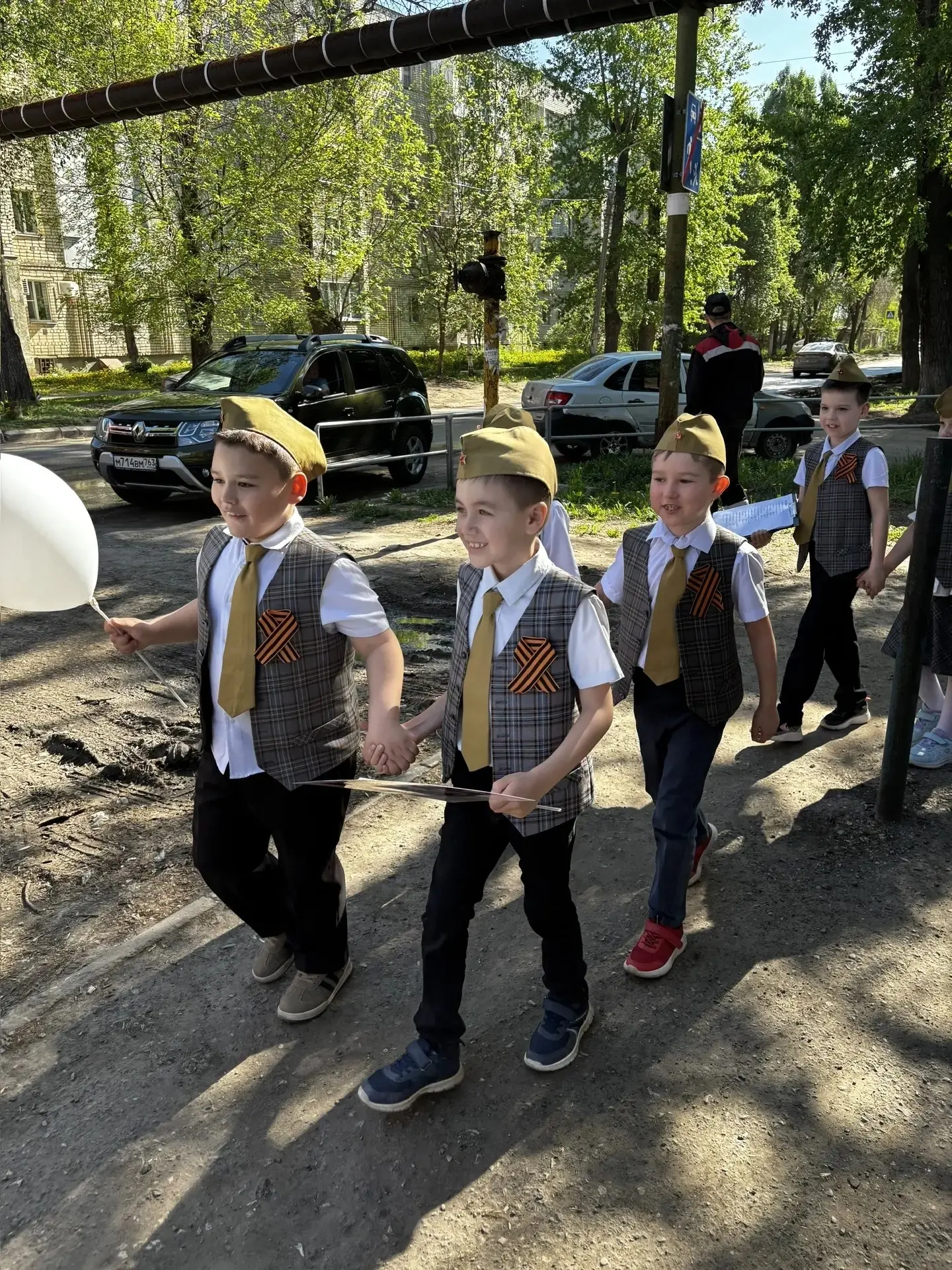 Учащиеся 1А, 1Б и 1В  класса под руководством классных руководителей Хамидуллиной Р. Х., Борисовой Е