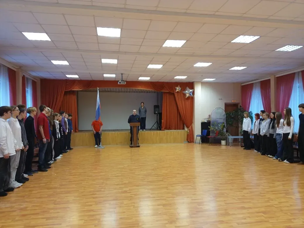 🌟 Торжественное начало учебной недели! 🌟  Сегодня, в понедельник, наша школа открыла учебную неделю 