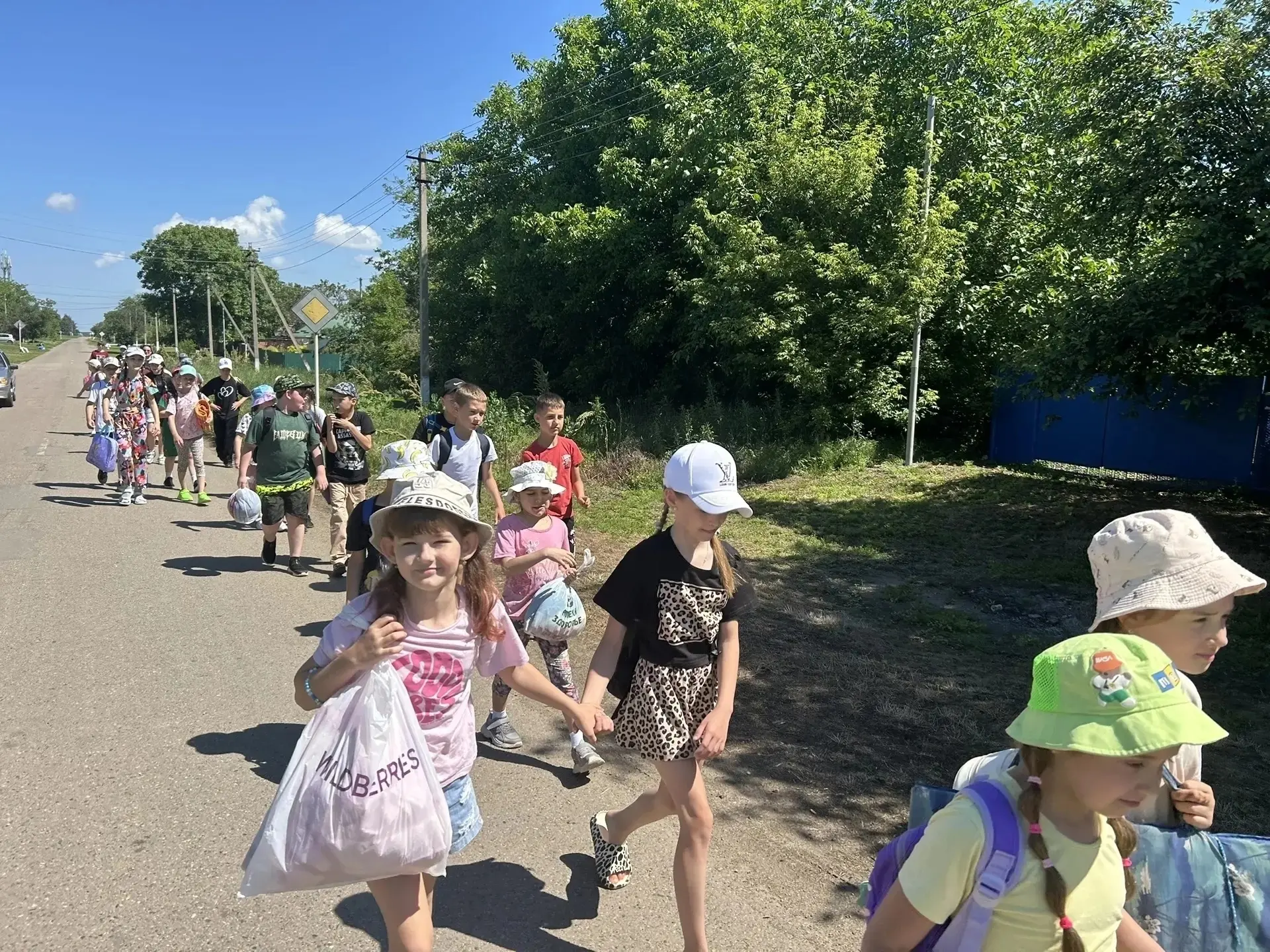 Дружная компания 2А, 2Б и 4Б покоряет природу! 🏕️☀️

1 июня мы решили доказать, что совместный похо