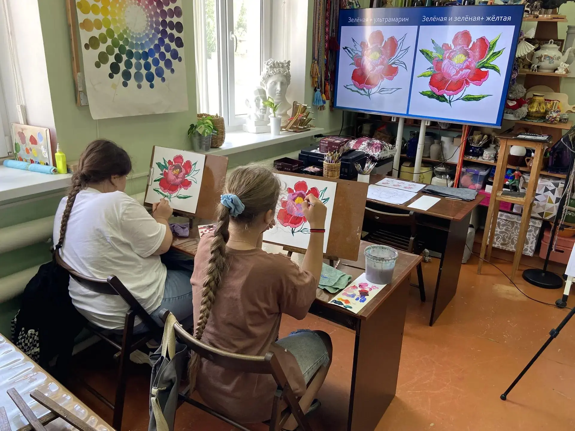 16 июня в Калниболотской ДШИ им. Н.А. Головко прошел мастер-класс по живописи акрилом «Пионы». Препо