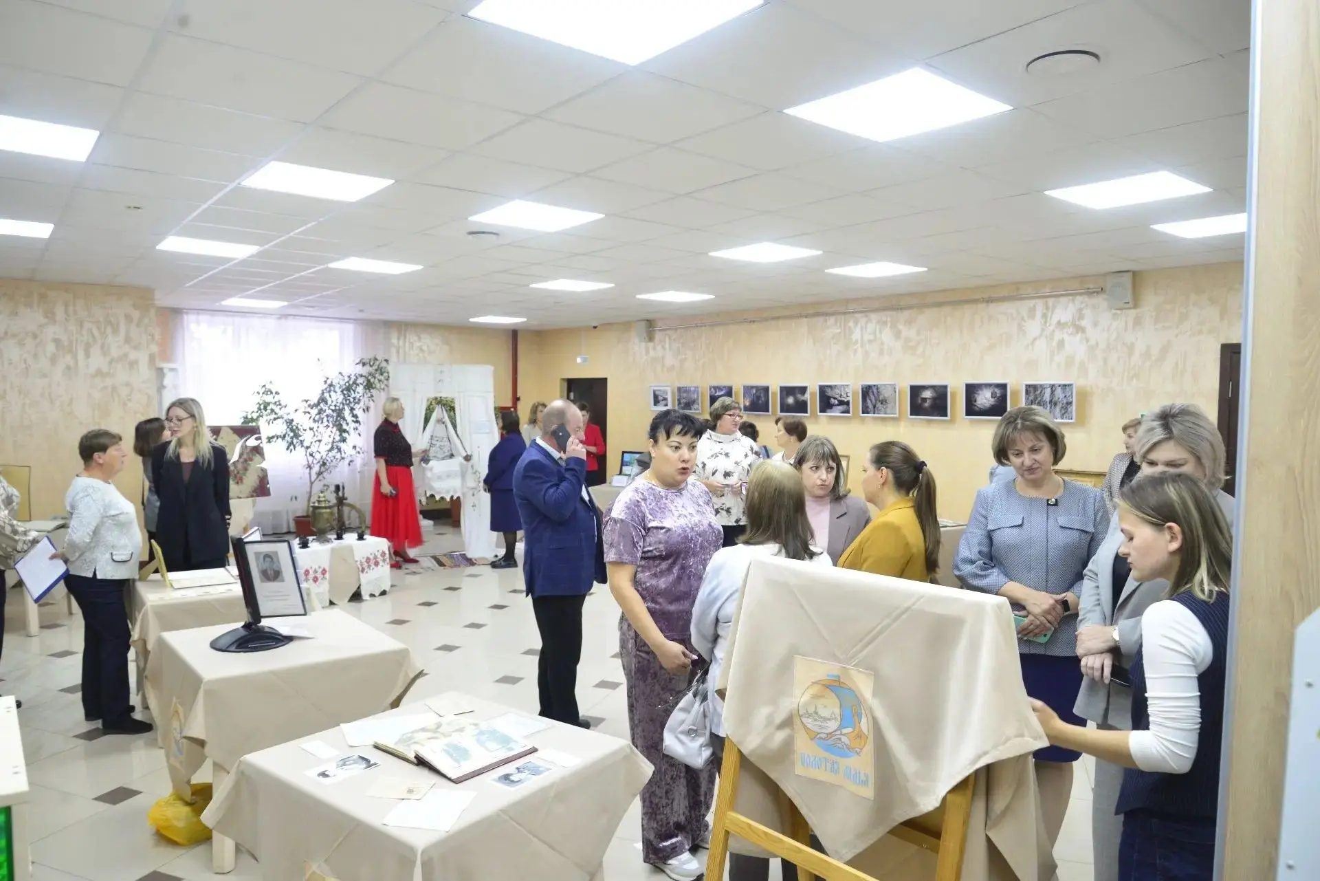 В рамках августовского педагогического форума была организована передвижная выставка "И...