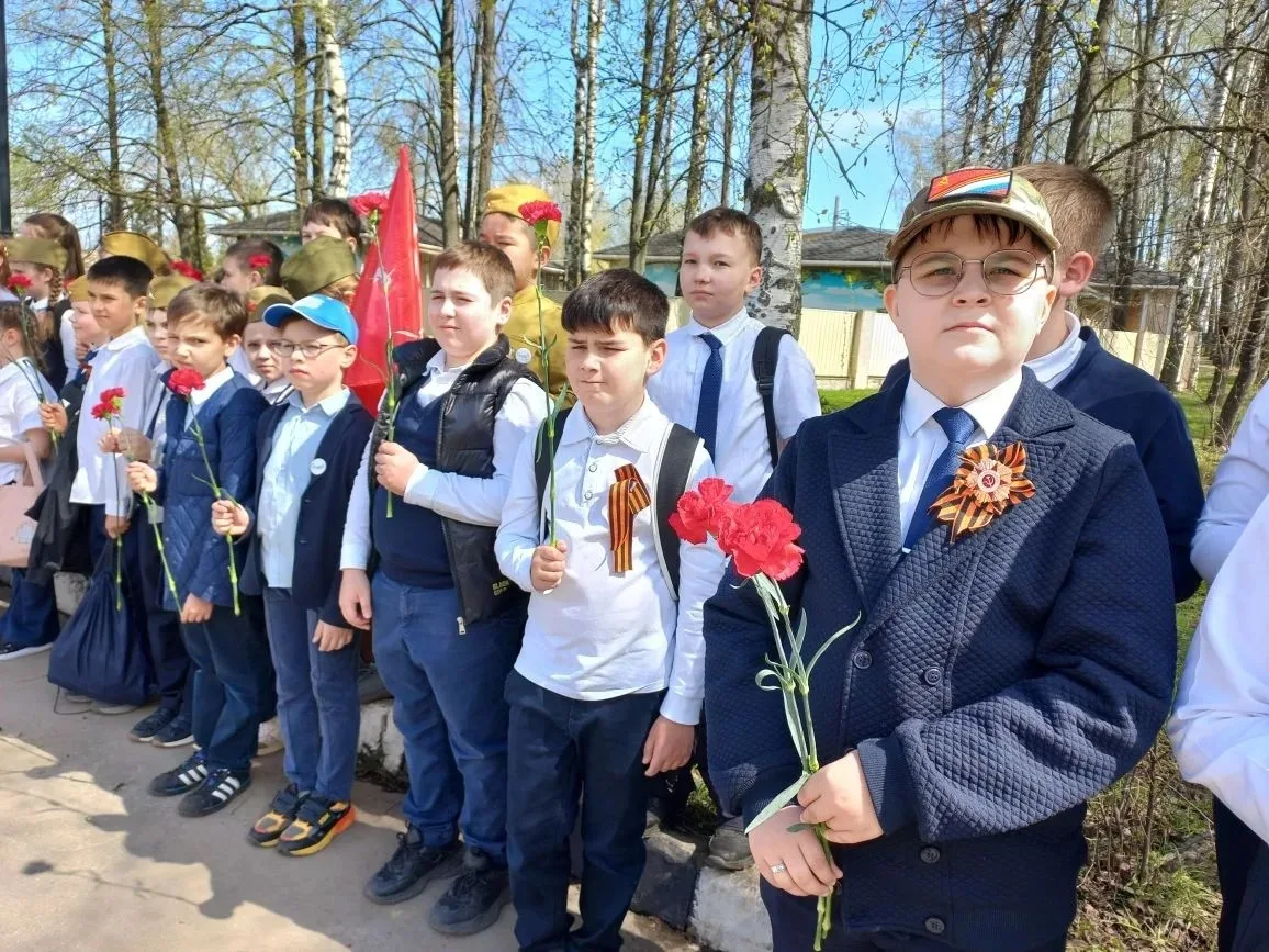 🪖 Торжественная «Вахта памяти» у обелиска «Знамя»  4 мая учащиеся школы № 2 приняли участие в торжес
