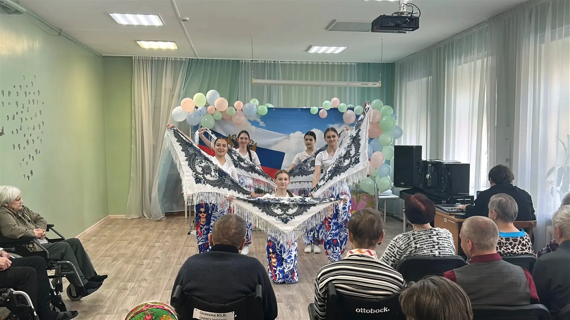 ❤️ Когда творчество лечит душу ❤️

Сегодня мы побывали в доме престарелых с выездным концертом — и у
