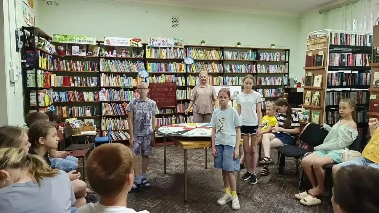 Сегодня пришкольный лагерь «Лучик» побывал в настоящей сказке! Ребята отправились в городскую библио