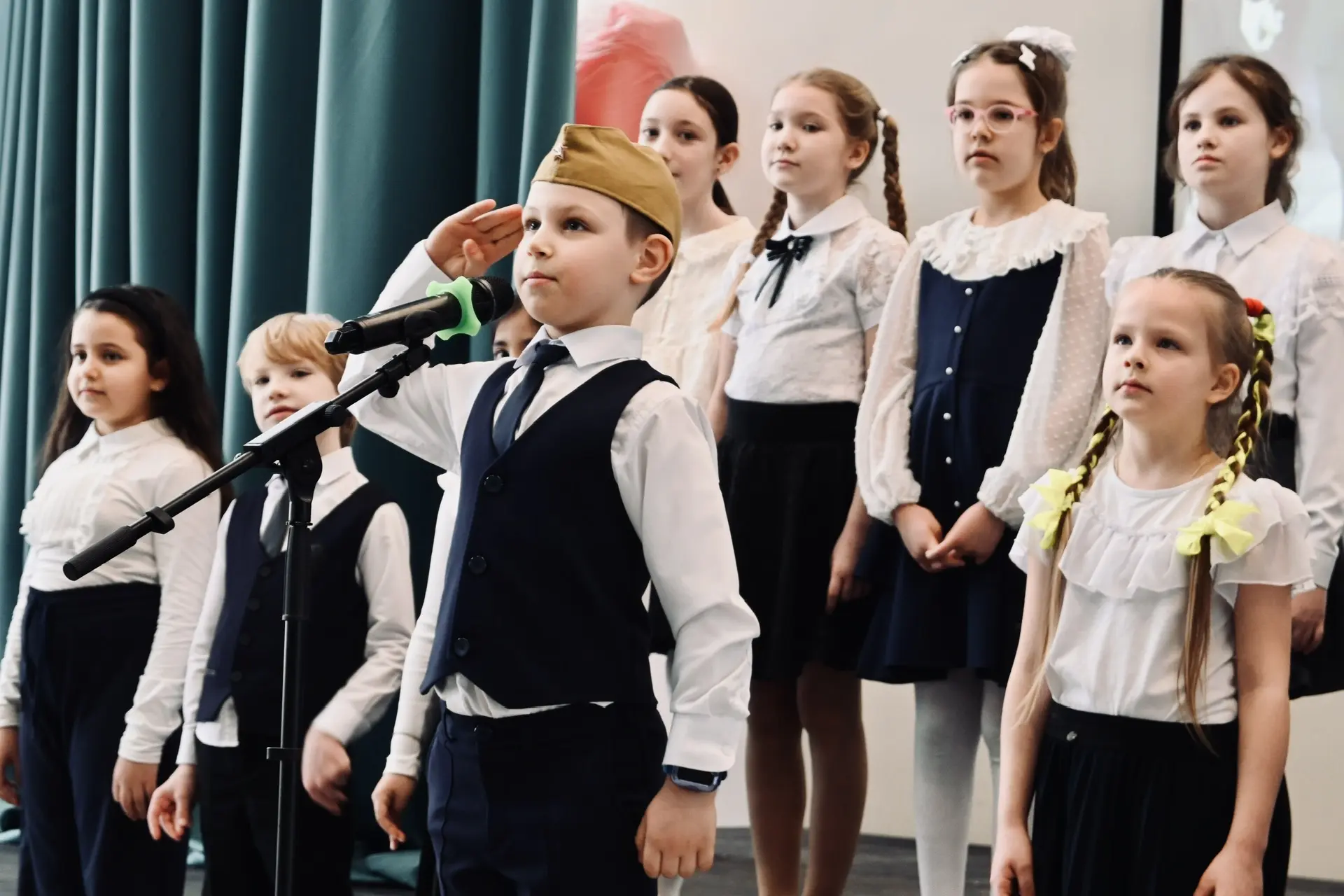 🇷🇺💪 Яркий концерт ко Дню защитника Отечества прошел в нашей школе! Этот праздник — символ мужества, 
