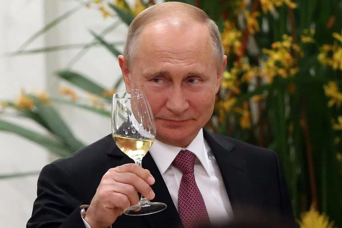 Путин не поддался шантажу со стороны западного мира, пишет Bloomberg.