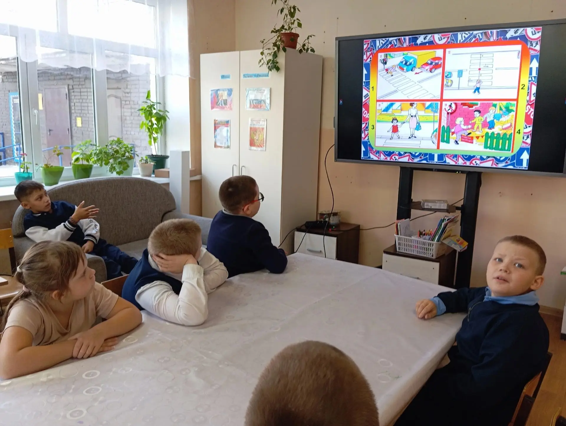 Сегодня в начальных классах прошло мероприятие ,,Безопасный путь в школу и обратно". Де...