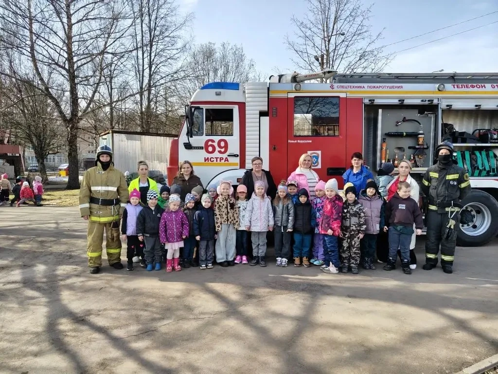 В дошкольном отделении 4-49 МОУ "СОШ имени А.П. Чехова" 1апреля прошла встреча с настоящими пожарным