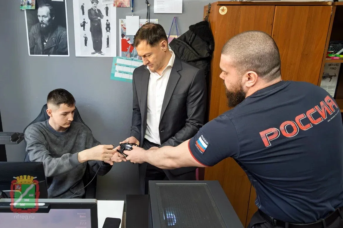 Денис Анищенко в свои 23 года  — ветеран боевых действий, кавалер ордена Мужества. В начале СВО добр