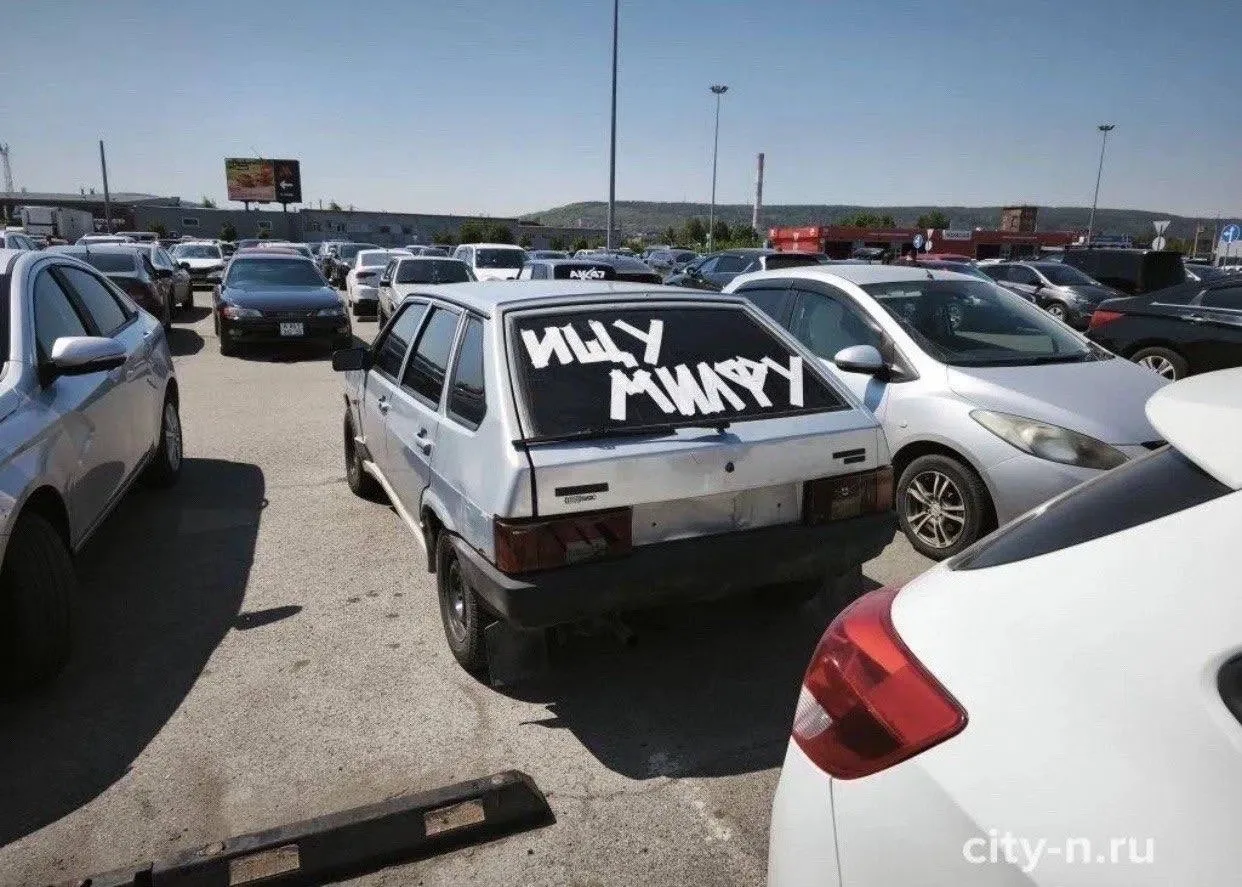 🚗 На парковке у «Планеты» в Новокузнецке заметили необычно оформленный автомобиль