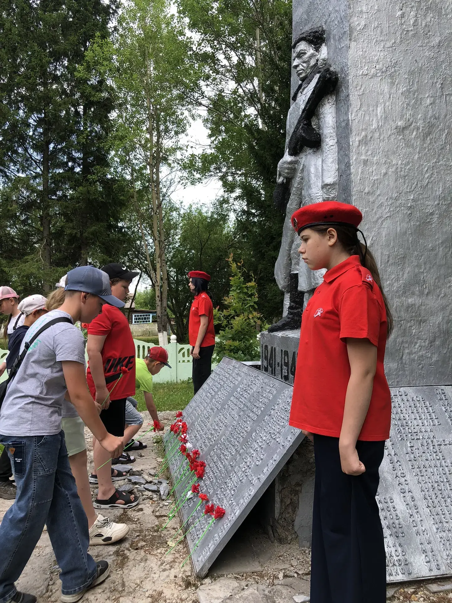 🇷🇺 В летнем оздоровительном лагере прошли значимые мероприятия, посвященные Дню памяти и скорби, к