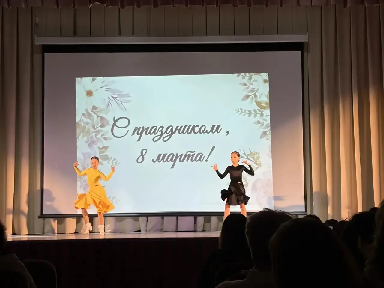 💐🌷Весенний праздник благодарности и красоты!   Сегодня наша школа превратилась в настоящий дворец пр