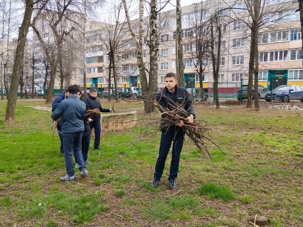 🌿 Наводим порядок на школьной территории  В рамках весенних субботников классы выходят на уборку шко