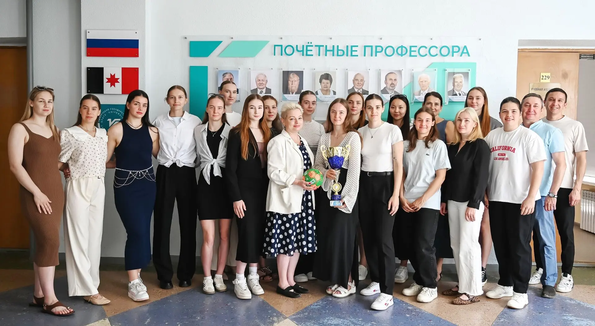 🏐УдГУ зовёт на День физкультурника! 

И.о. ректора Анна Владимировна Овчинникова и гандбольный клуб