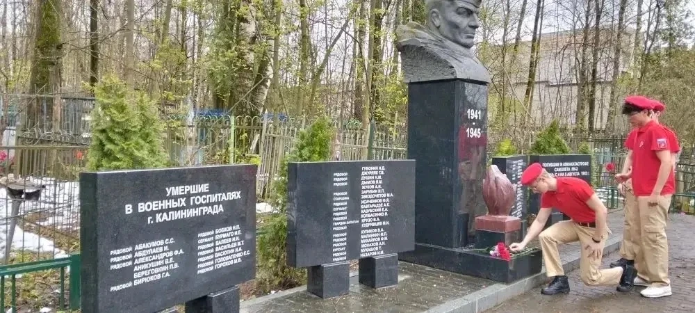 В рамках акции «Я помню» юнармейцы нашего отряда «Барс» посетили монумент на братской могиле мкр. Те