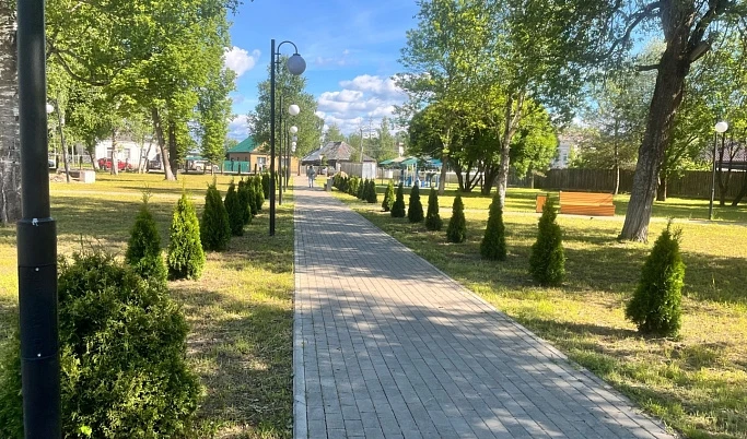 В городе Торопец реставрируют фонтан и высаживают новые деревья

В Торопце активно идут работы по бл