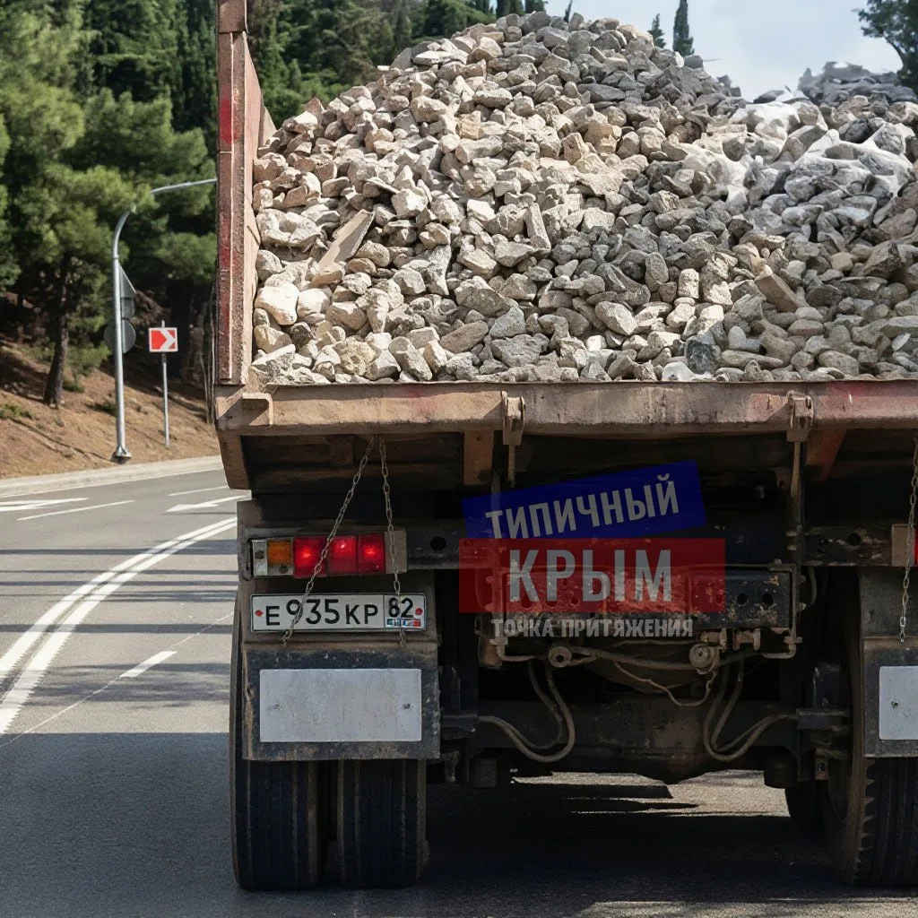 😱 На фото - наглядный пример того, как не надо перевозить сыпучие грузы.