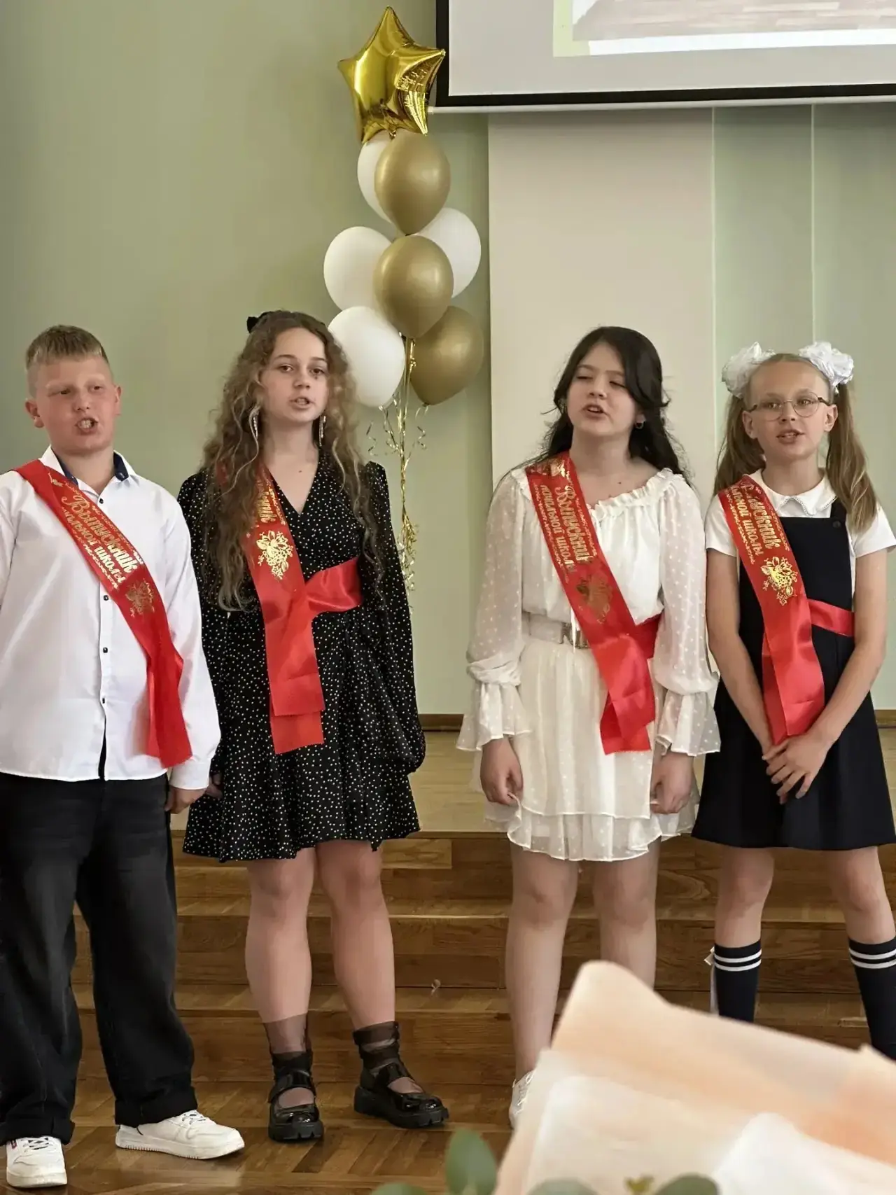 Прощай, начальная школа! ✨  Четыре года – как одна большая история!  Первые буквы и цифры, первые пя