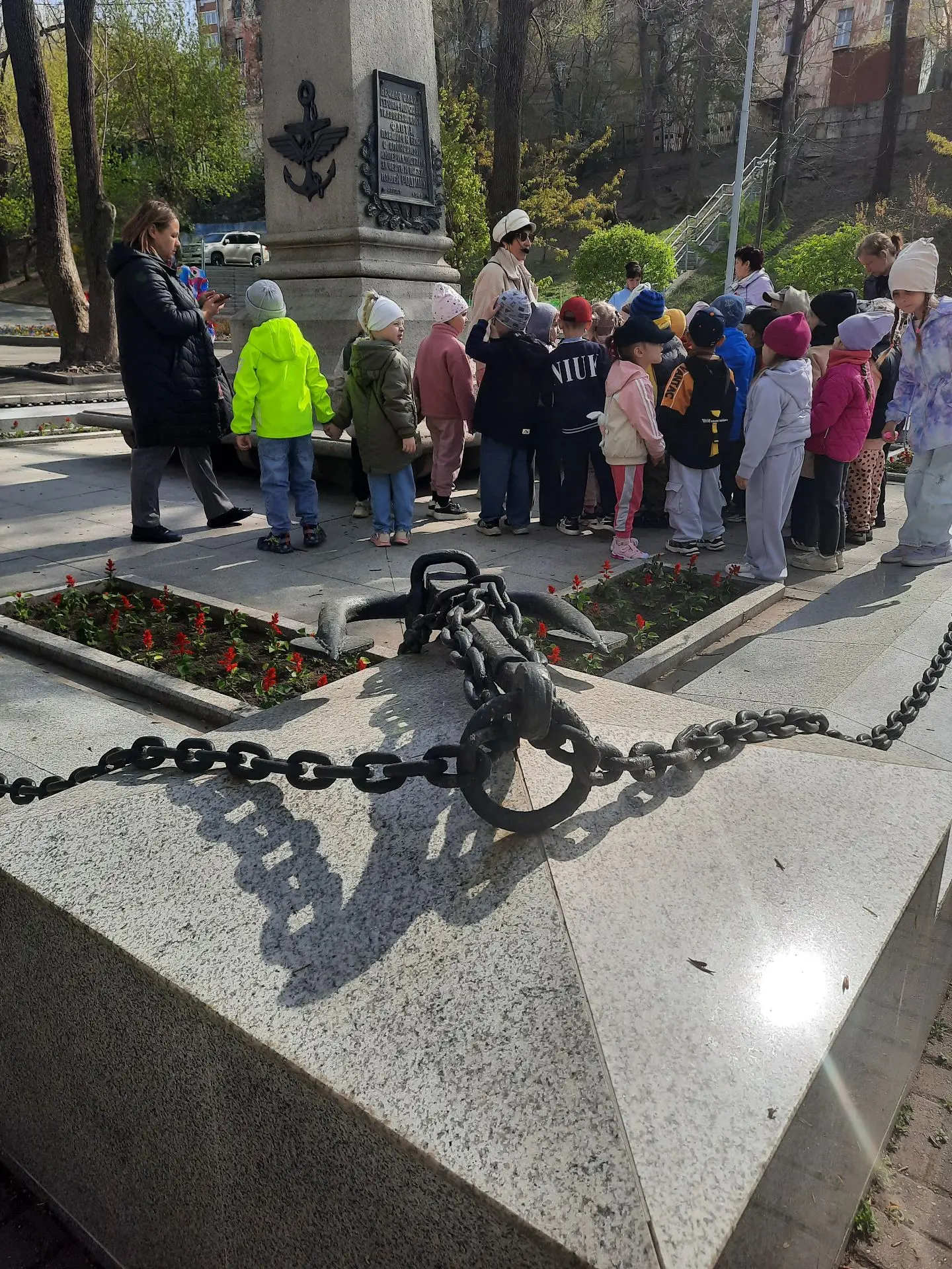 Ребята старших групп посетили памятные места нашего города и почтили память героев Вели...