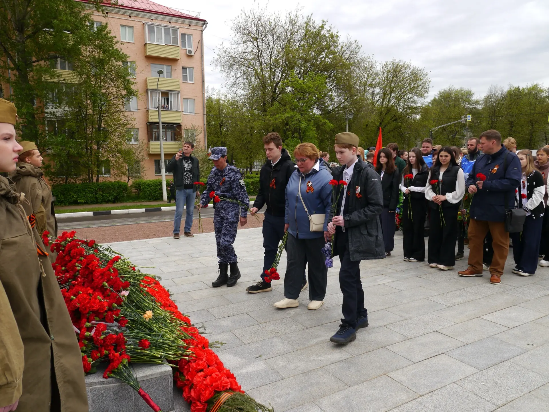9 мая делегация обучающихся и педагогов приняли участие в городском мероприятии и возложили цветы к 