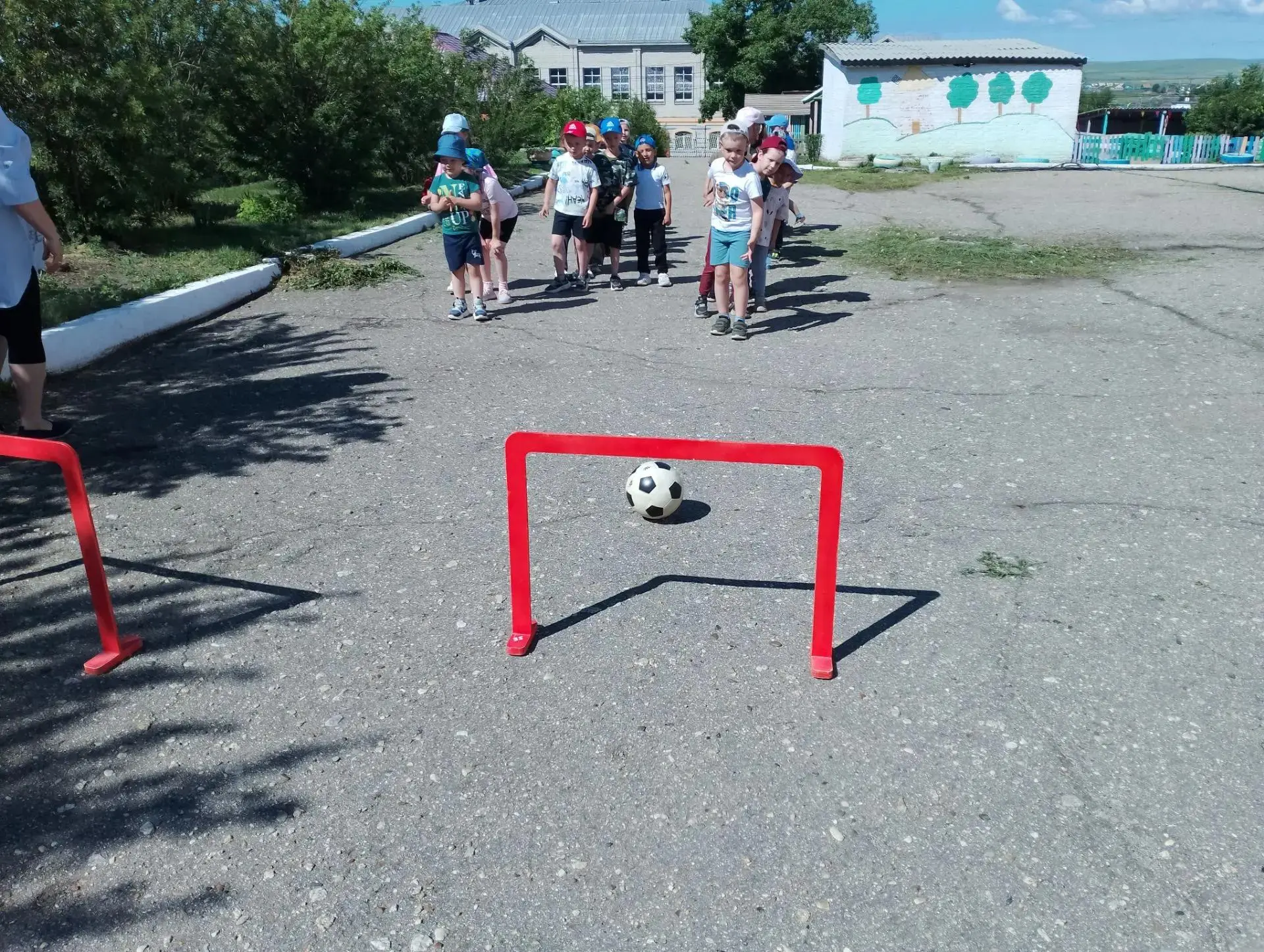 Гоооол! ⚽️ В нашем саду прошёл физкультурный досуг «Юные футболисты»!

Наши старшие группы превратил