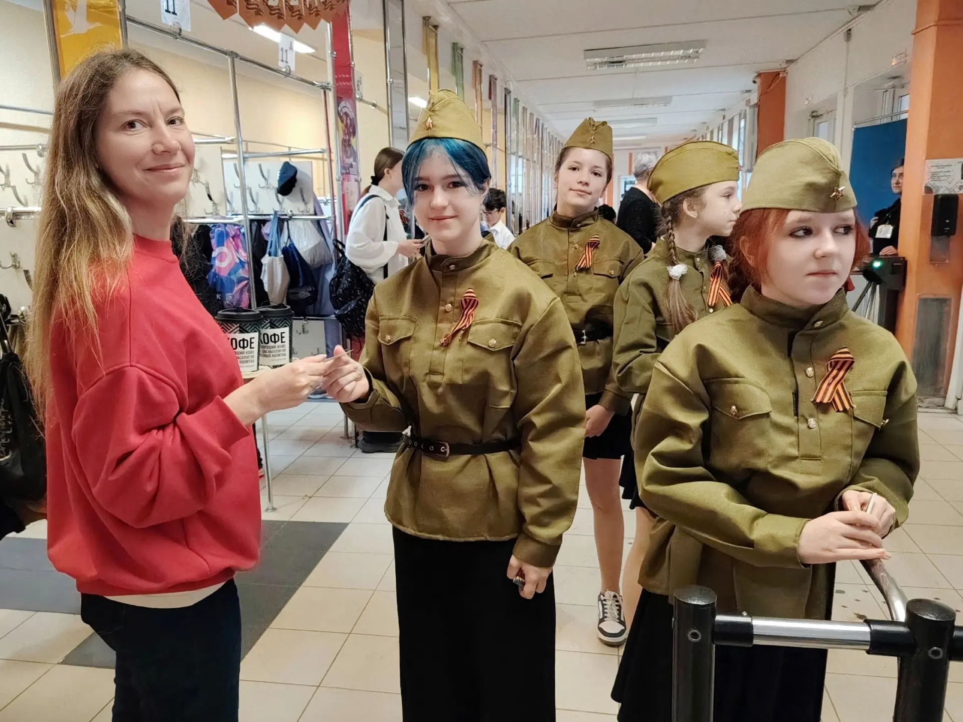 Открытка с Днём Победы   Предпраздничное утро в нашей школе началось с доброй волонтерской традиции 