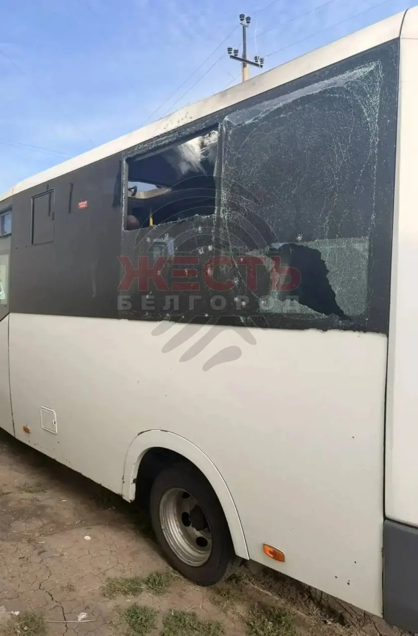 ❗️В посёлке Ракитное два автобуса попали под атаку дронов.