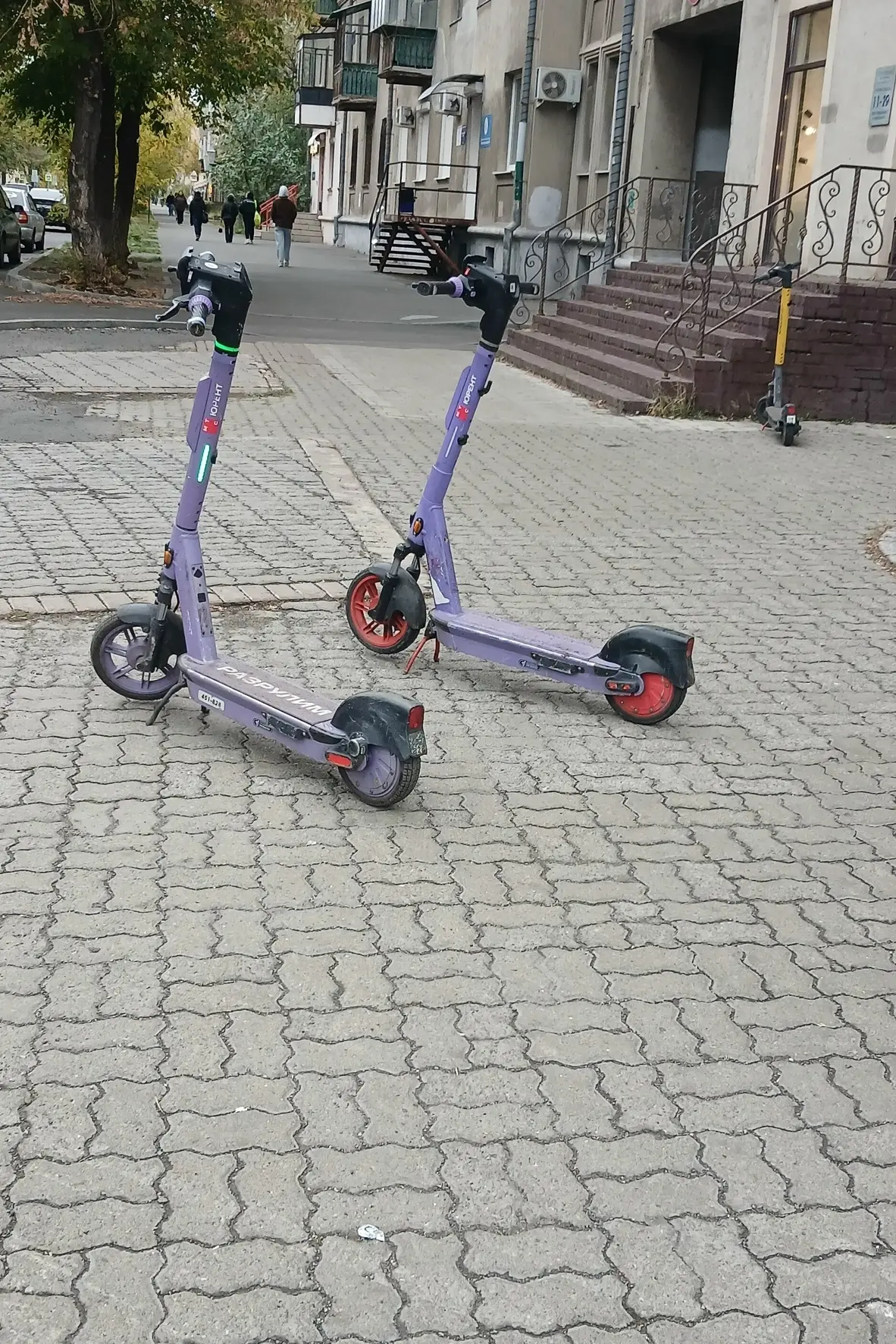 Юрент и иже с ними! До каких пор ваш металлоллом будет преграждать путь пешеходам на тр...