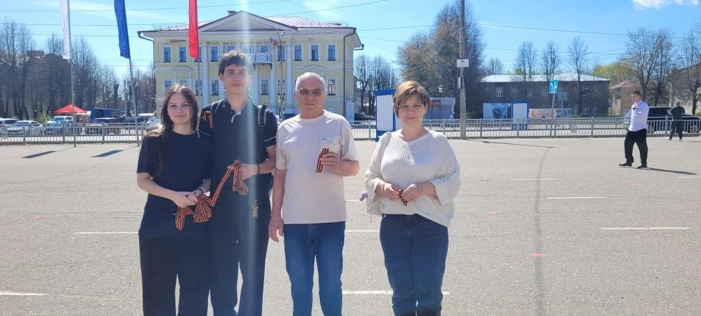 Георгиевская ленточка и «Хор Победы»: в Тейково почтили память героев