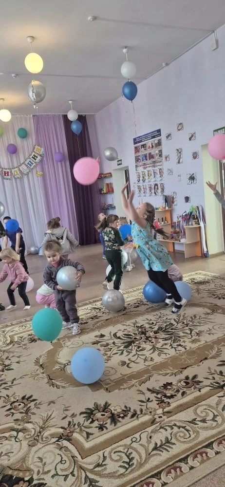 1 июня – наступило лето!
И теплом июньским вся земля согрета
1 июня – день больших затей –
День Защи