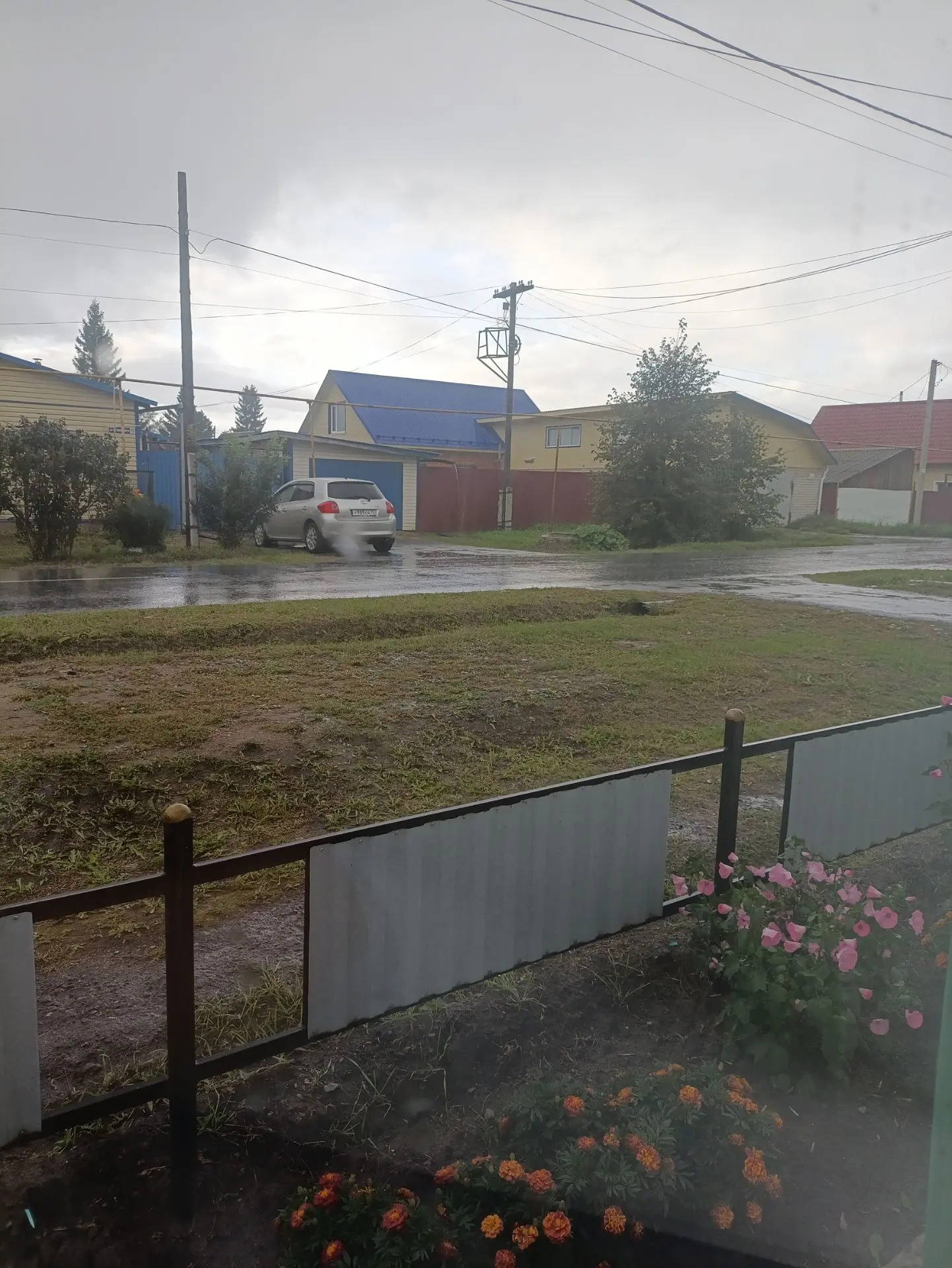 На улице холодно и сыро, а дома пахнет пирогами, сухо и тепло. Топится котел. Что ещё н...
