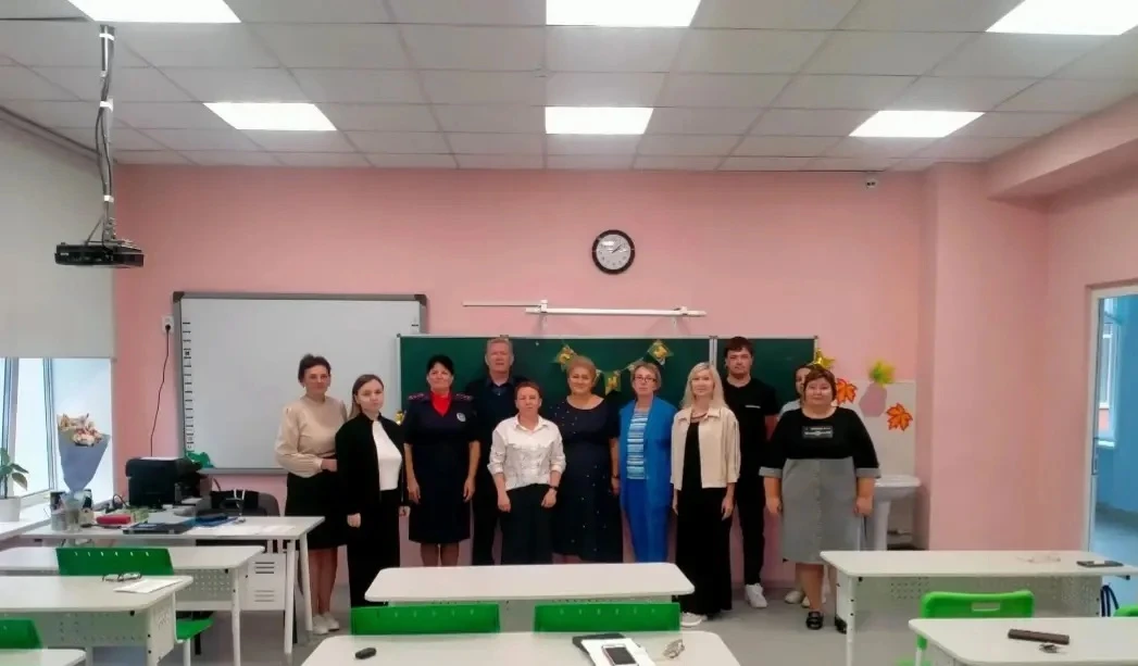 02.09.2026 года инспектор ПДН капитан полиции Захарова О.А. с педагогами МБОУ "Ал-Невск...