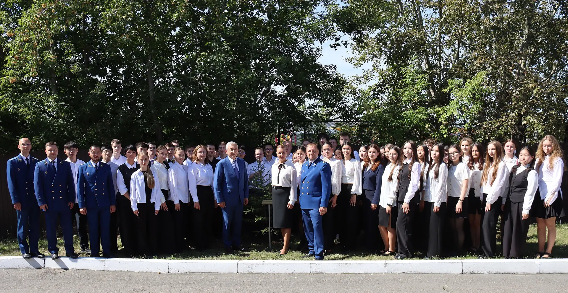 Первокурсники высадили ель на территории Института