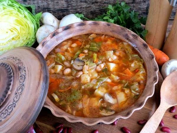 🍲 Постные щи с фасолью.

Ингредиенты:

- Капуста белокочанная молодая — 0,5 вилка
- Фасоль консерви