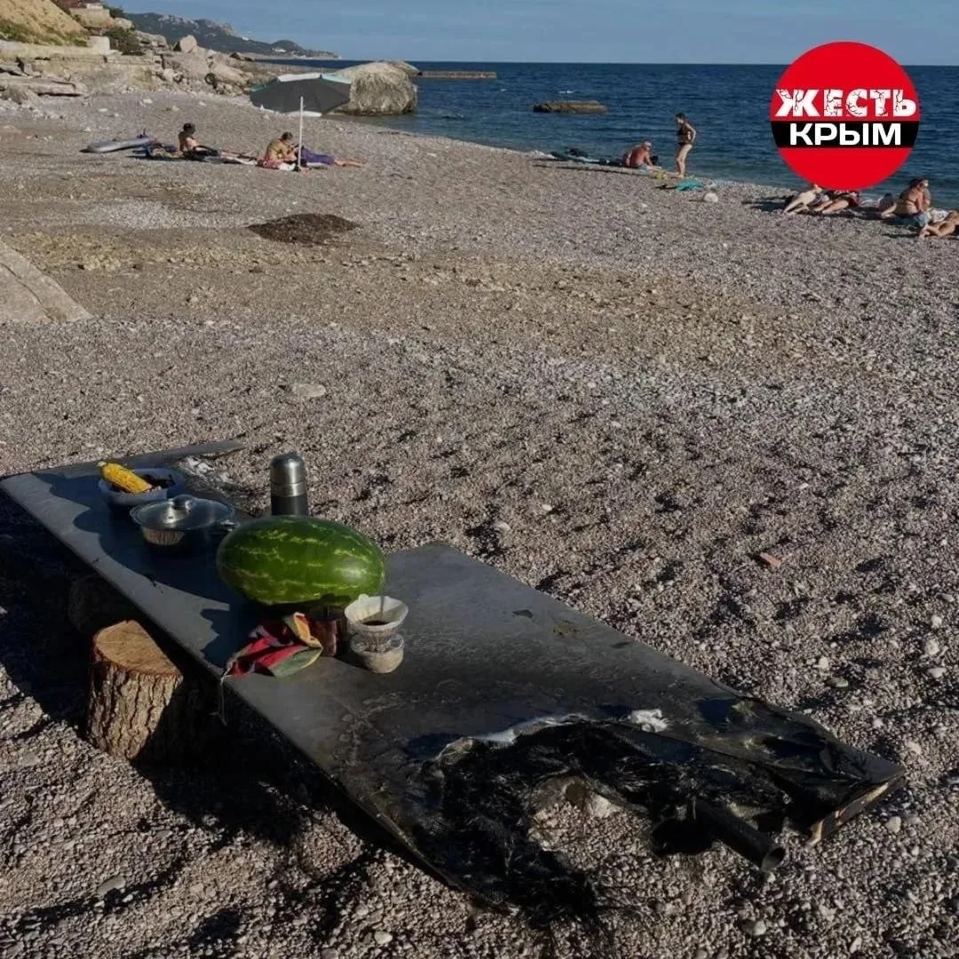 В Крыму отдыхающие приспособили крыло беспилотника под пляжный столик