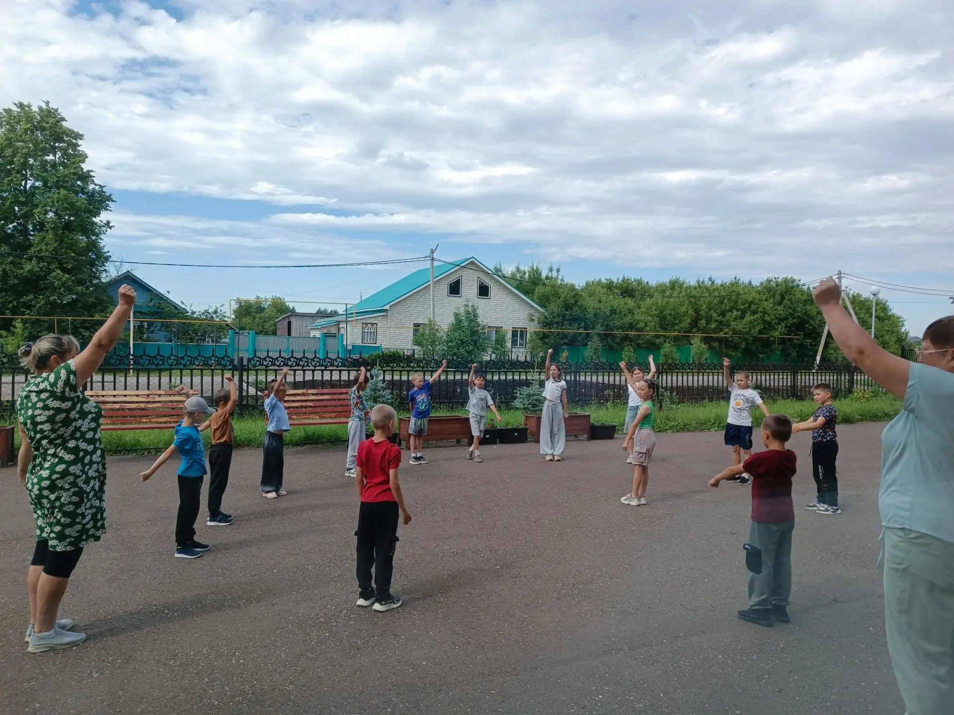 Сегодня наш школьный лагерь начался с бодрой утренней зарядки на свежем воздухе — зарядились энергие