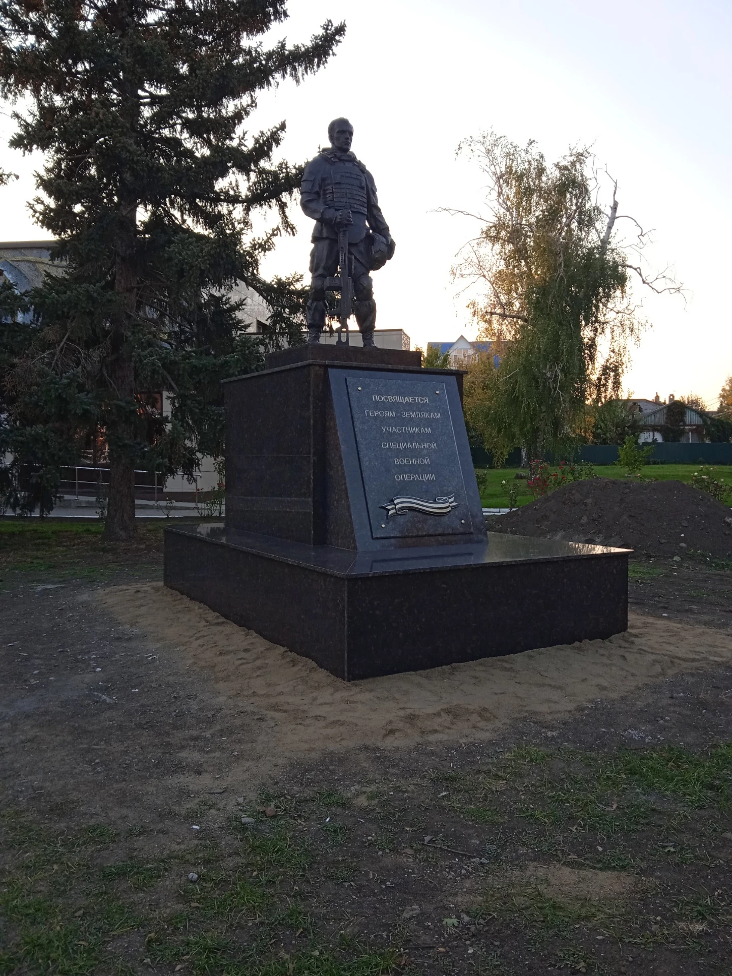 В Каневской установили памятник, посвящённый героям-землякам — участникам специальной в...