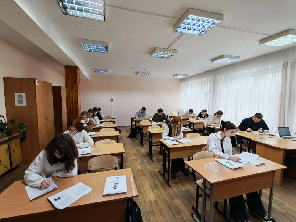 🌟 Наша школа стала площадкой для «Диктанта Победы»!  Сегодня старшеклассники с серьёзным настроем вз