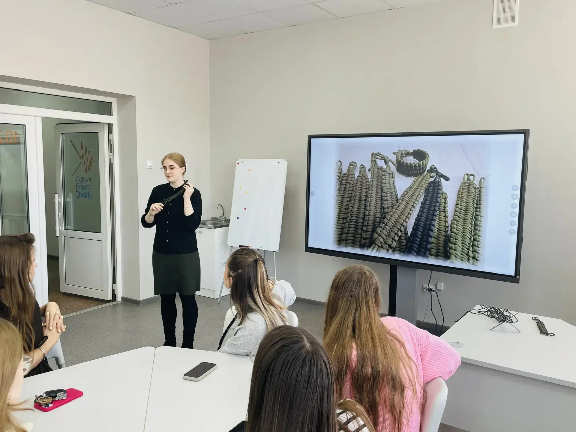 В Благовещенске сплели более 20 «браслетов выживания» для бойцов  🧵 Преподаватели и студенты педунив