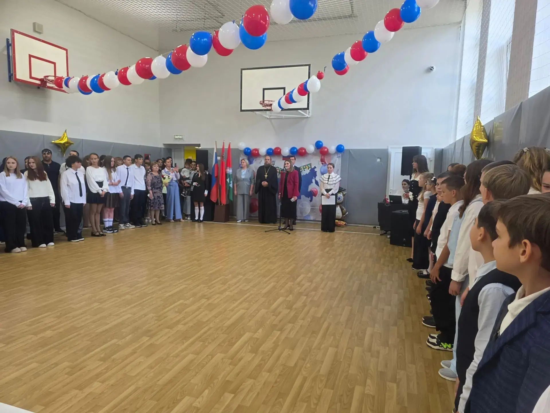 В День знаний школа встречает своих учеников праздничной линейкой. В программе — торжес...